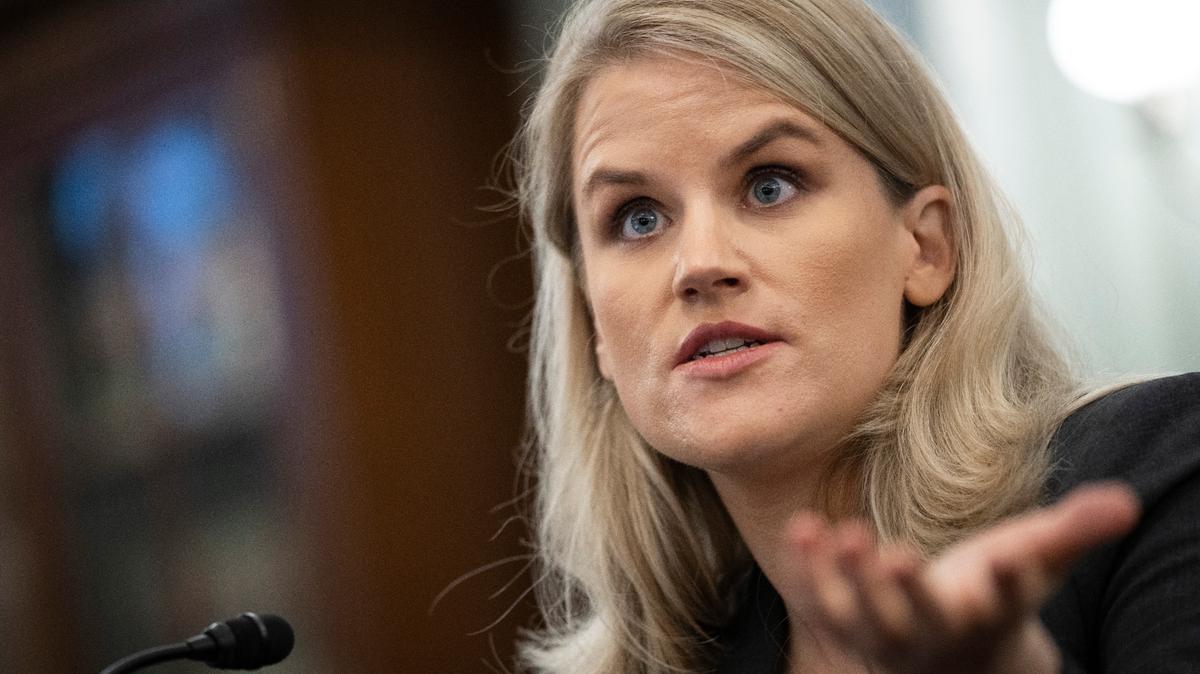 La ex científica de datos de Facebook, Frances Haugen, habla durante una audiencia de la Subcomisión de Protección al Consumidor del Senado, en el Capitolio, Washington, el martes 5 de octubre de 2021. (Drew Angerer/Pool via AP)