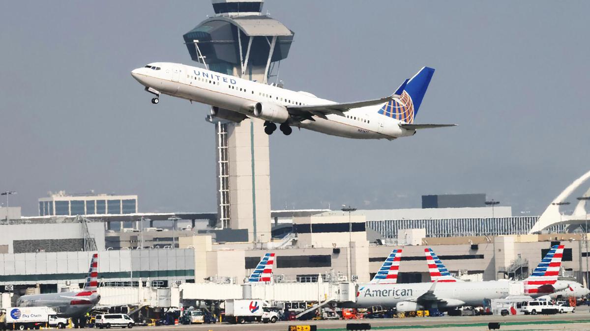 A United Airlines flight takes off, as seen from Clutter's Park on Oct. 26, 2025, in El Segundo, California. (Juliana Yamada/Los Angeles Times/TNS)