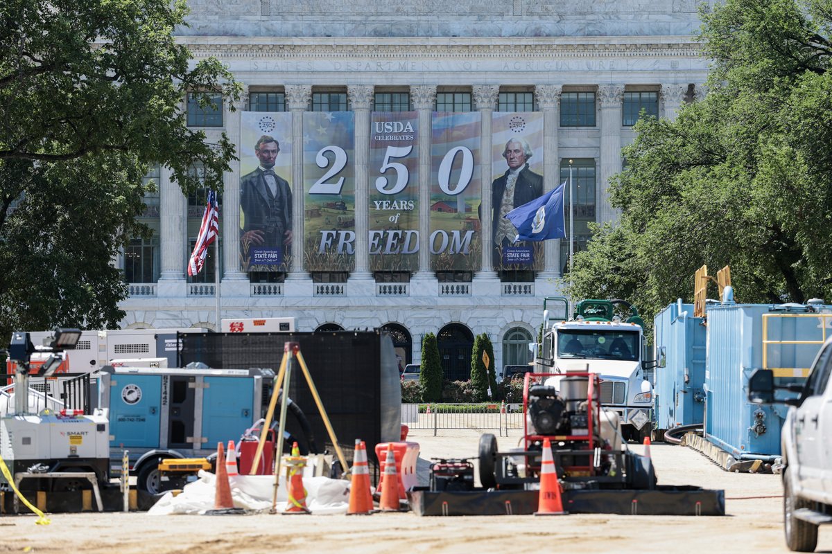  Workers build the Great American State Fair on the National Mall on May 28, 2026, in Washington, D.C. 