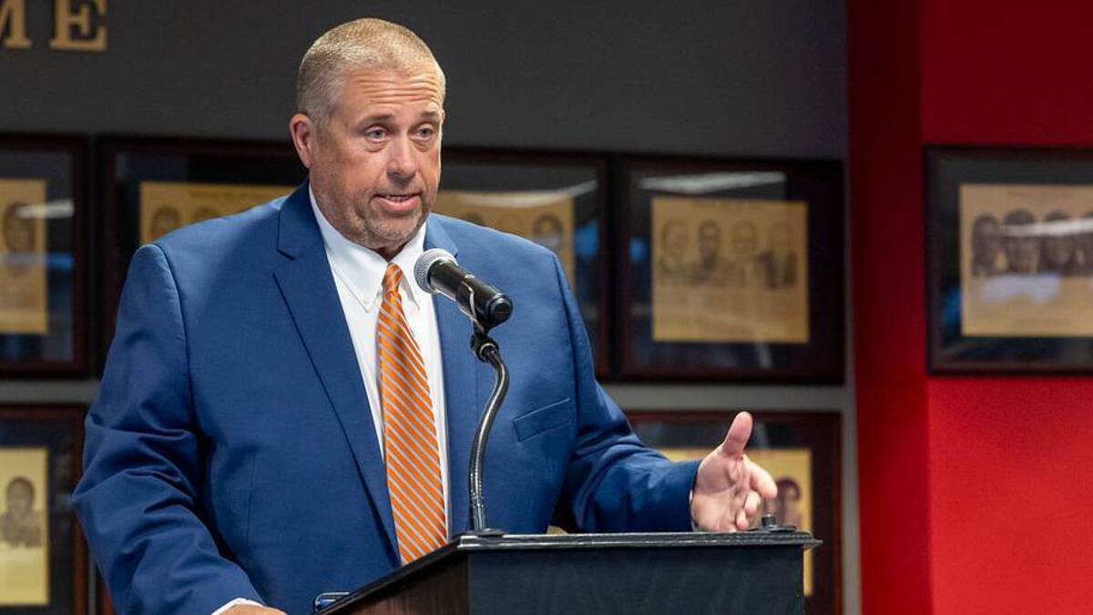  Jason Caldwell pays tribute to his former colleague Phillip Marshall at the Alabama Sports Writers Association awards banquet on June 14, 2026 at Jacksonville State. | Vasha Hunt 