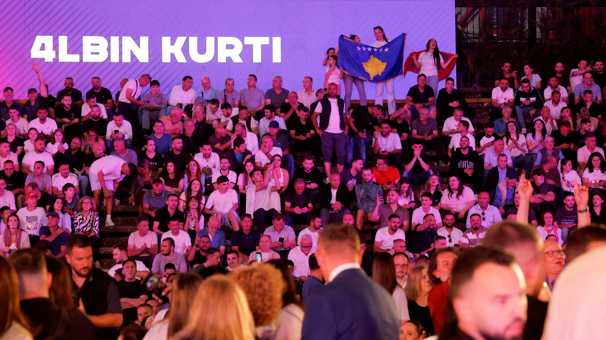 Supporters of Levizja Vetevendosje (Movement for Self-Determination) party attend the closing electoral rally for the upcoming parliamentary elections in Pristina, Kosovo June 6, 2026. REUTERS/Valdrin Xhemaj