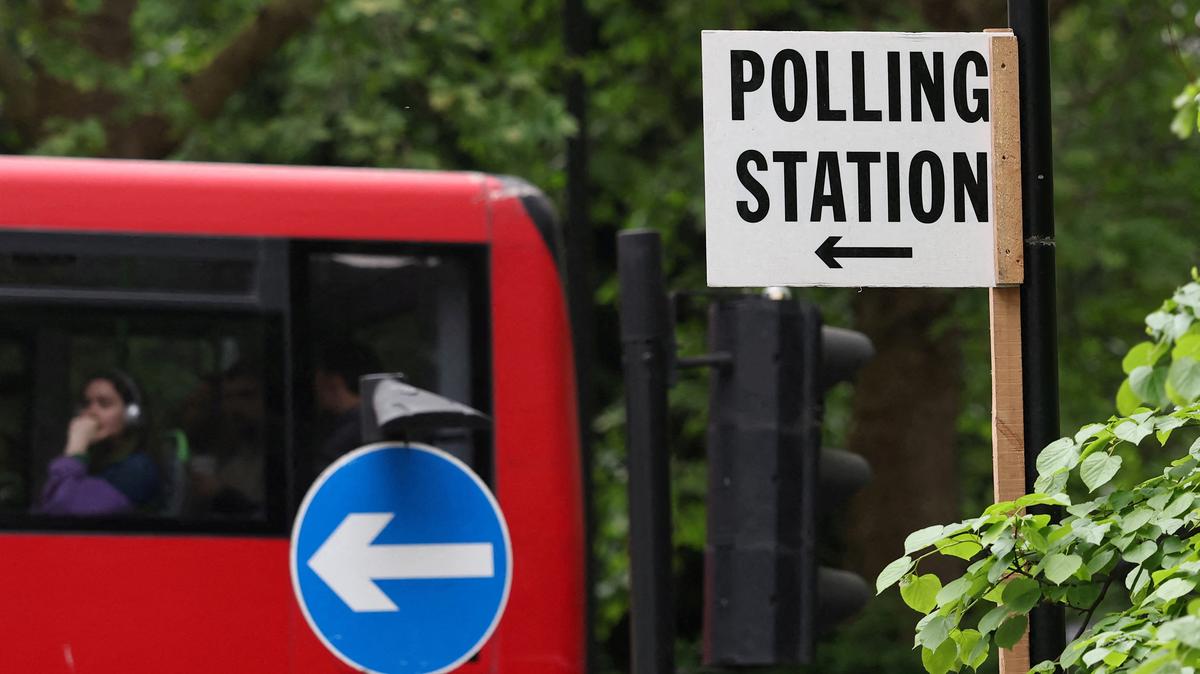 A polling station direction sign is attached to a lamp post ahead of upcoming local and mayoral elections in England and devolved parliamentary elections in Wales and Scotland on May 7, in London, Britain, May 4, 2026. REUTERS/Toby Melville