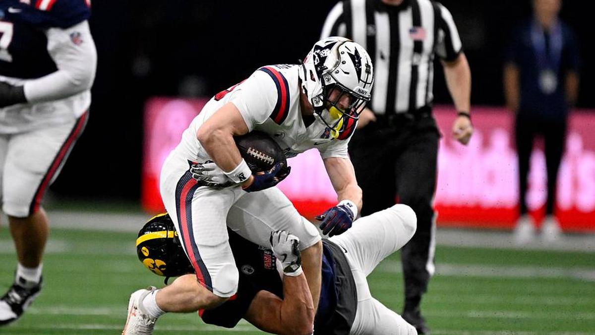  Jan 27, 2026; Frisco, TX, USA; East running back Eli Heidenreich (28) runs with the ball against the West during the first half at the Ford Center at the Star. Mandatory Credit: Jerome Miron-Imagn Images | Jerome Miron-Imagn Images 
