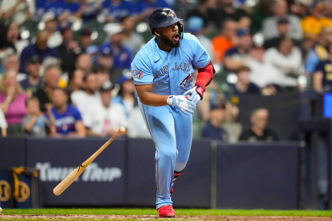  Toronto Blue Jays first baseman Vladimir Guerrero Jr. (27) against the Milwaukee Brewers. © Jeff Hanisch-Imagn Images