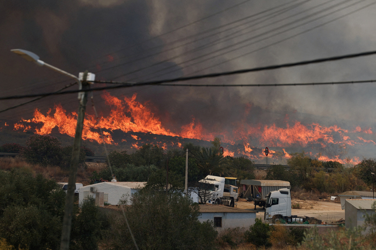 Smoke and flame rise amid deadly wildfires affecting Almeria province, in Los Gallardos, Almeria, Spain, July 10, 2026. REUTERS/Violeta Santos Moura 