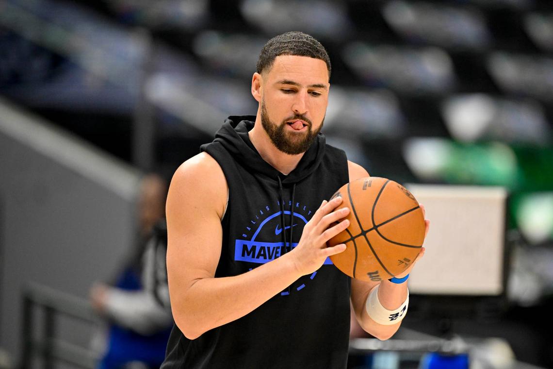  Dallas Mavericks guard Klay Thompson (31) warms up before the game between the Dallas Mavericks and the Orlando Magic. 