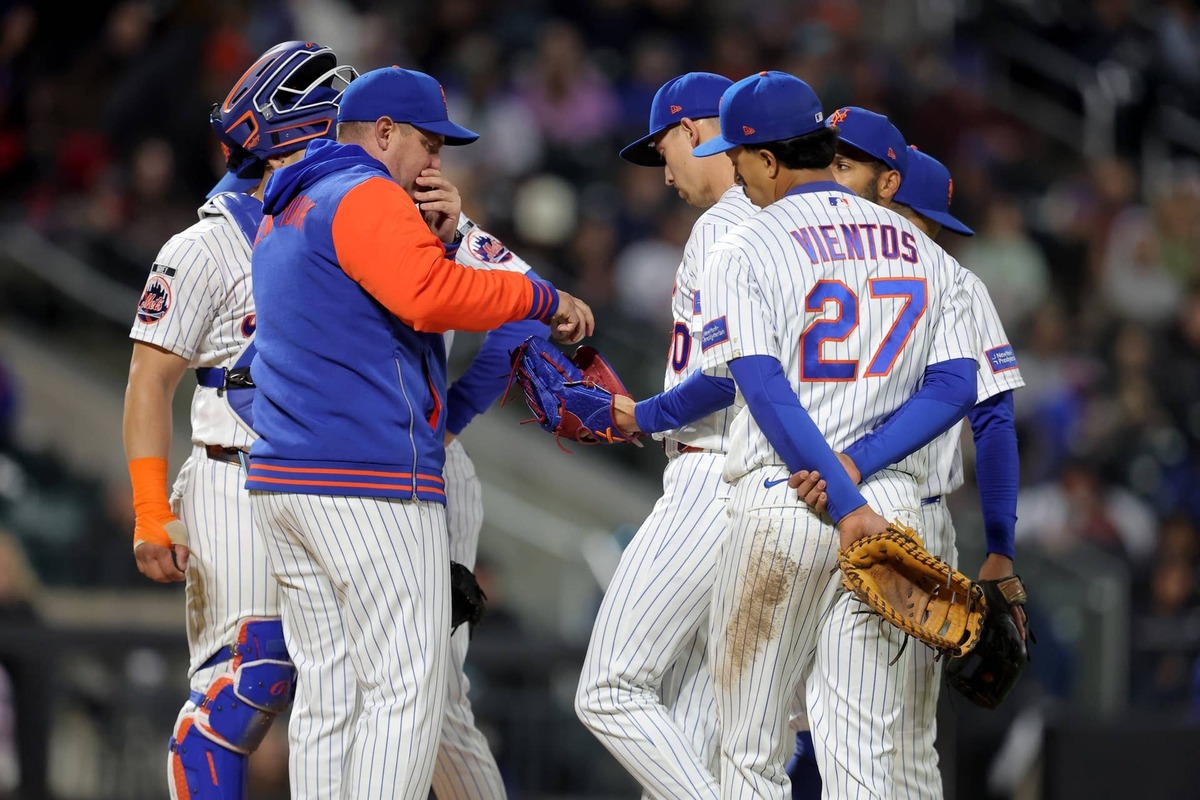  New York Mets manager Carlos Mendoza (64) © Brad Penner-Imagn Images