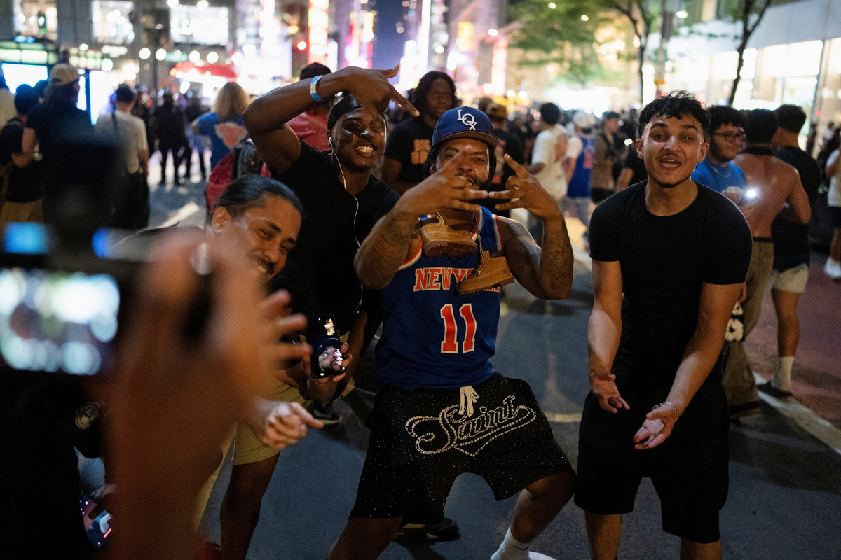 Fans celebrate the New York Knicks' win against the San Antonio Spurs in Game 5 of the NBA Finals at Bryant Park in New York City, U.S., June 13, 2026.  REUTERS/Christian Monterrosa