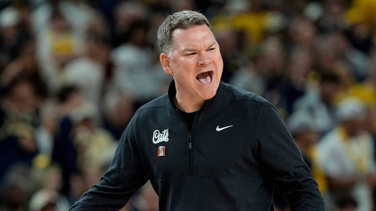  Arizona head coach Tommy Lloyd shouts toward the court in the first half of their Final Four game against Michigan at Lucas Oil Stadium in Indianapolis on Saturday, April 4, 2026. | Eric Seals / USA TODAY NETWORK via Imagn Images 