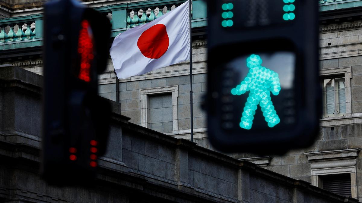 Japanese national flag hoisted atop of the Bank of Japan headquarters building is seen between traffic signals in Tokyo, Japan January 23, 2025.  REUTERS/Issei Kato