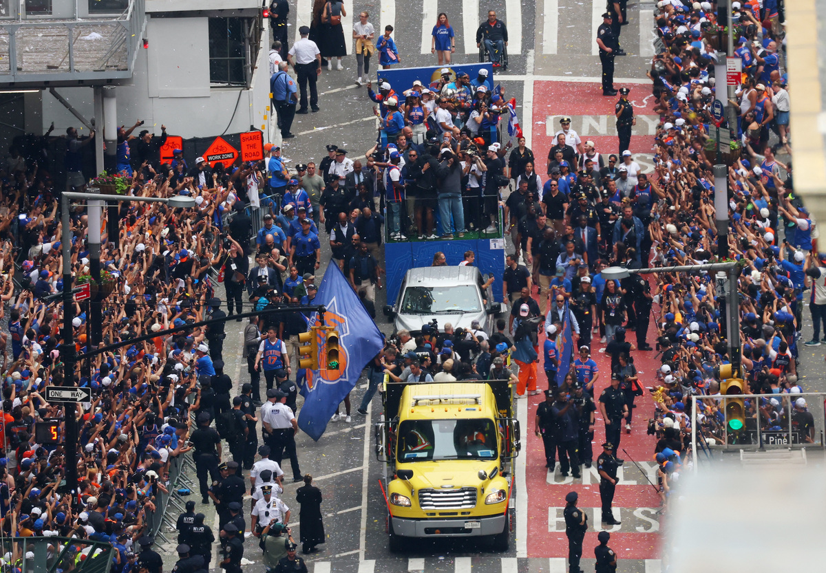 Basketball - NBA - New York Knicks Parade - Woolworth Building, New York City, New York, U.S. - June 18, 2026 General view from the Woolworth Building in New York City of New York Knicks fans celebrating as the players travel along broadway during the parade REUTERS/Mike Segar