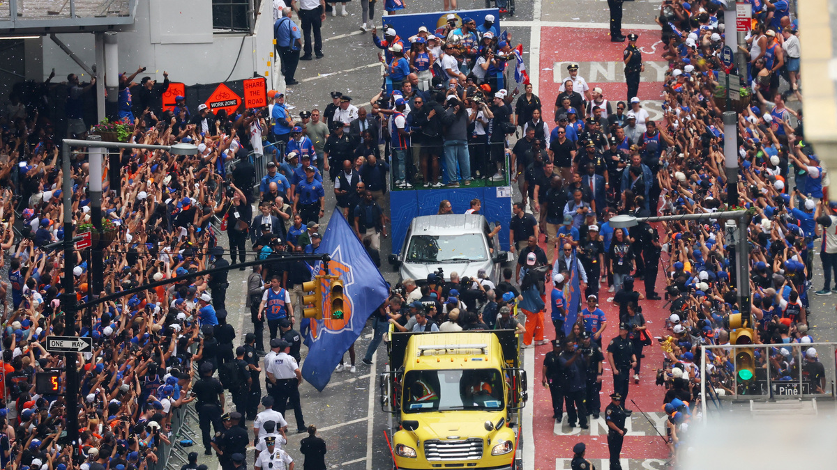 Basketball - NBA - New York Knicks Parade - Woolworth Building, New York City, New York, U.S. - June 18, 2026 General view from the Woolworth Building in New York City of New York Knicks fans celebrating as the players travel along broadway during the parade REUTERS/Mike Segar