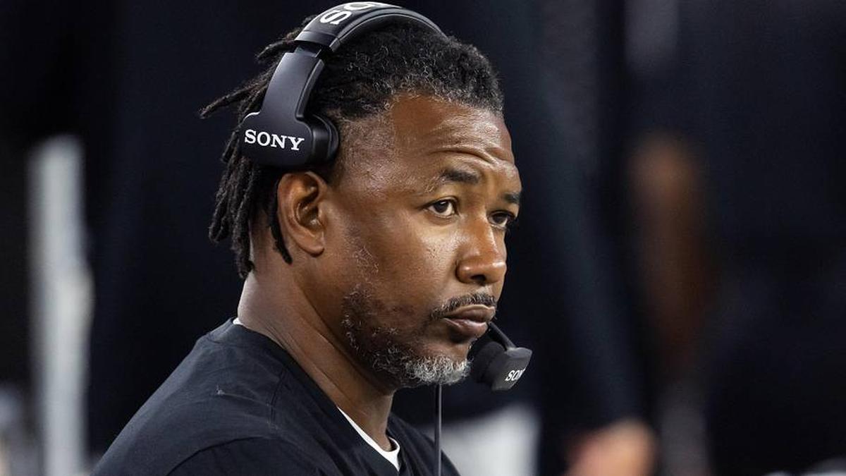  Aug 23, 2025; Glendale, Arizona, USA; Las Vegas Raiders defensive coordinator Patrick Graham against the Arizona Cardinals during a preseason NFL game at State Farm Stadium. Mandatory Credit: Mark J. Rebilas-Imagn Images | Mark J. Rebilas-Imagn Images 