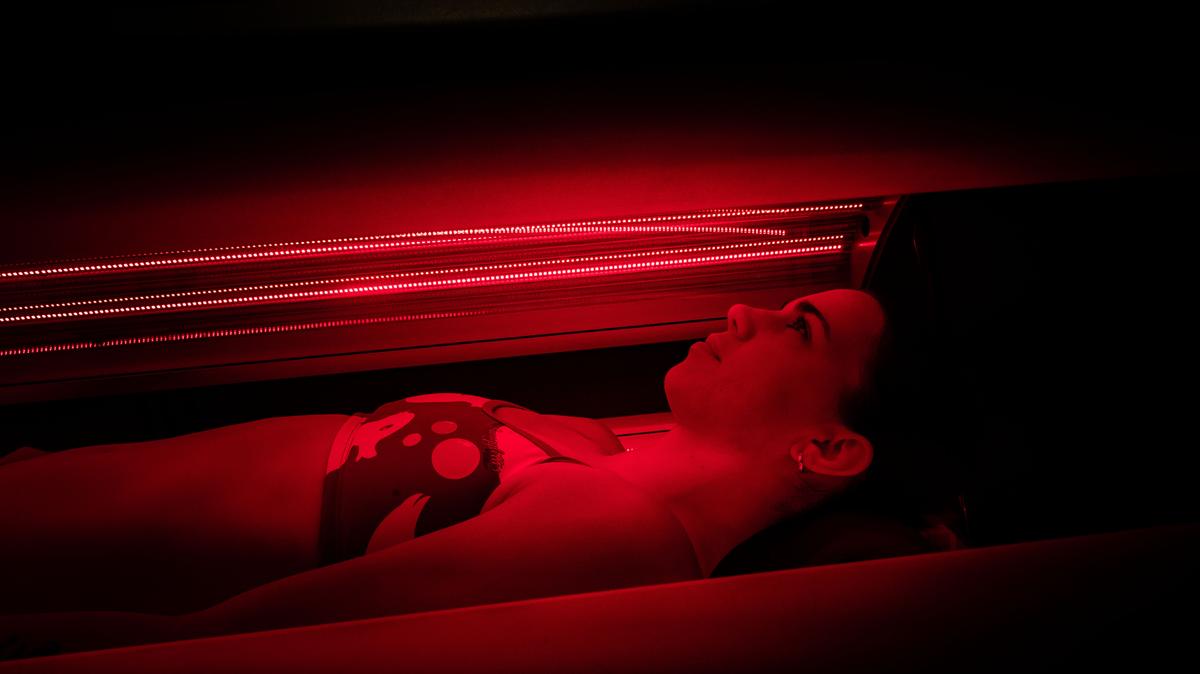 SYDNEY, AUSTRALIA - AUGUST 8: Sydney Swans AFLW player Chloe Molloy lays in a Red Light Therapy bed at ReHub in Bondi on August 8, 2025 in Sydney, Australia. Outside of her regular rehab program outlined by the Sydney Swans Chloe is aways in search of that extra thing that will help her maintain the incredibly high athletic standards she has set for herself. Red Light Therapy can stimulate collagen production, improve circulation and improves skin health. Chloe ruptured her ACL in September 2024 and underwent ACL reconstruction surgery where a hamstring graft is used to replace the torn anterior cruciate ligament. Typical recovery process from injury to playing is 12 months or more. Chloe returned to AFLW in the round one match on August 15th. (Photo by Darrian Traynor/Getty Images)
