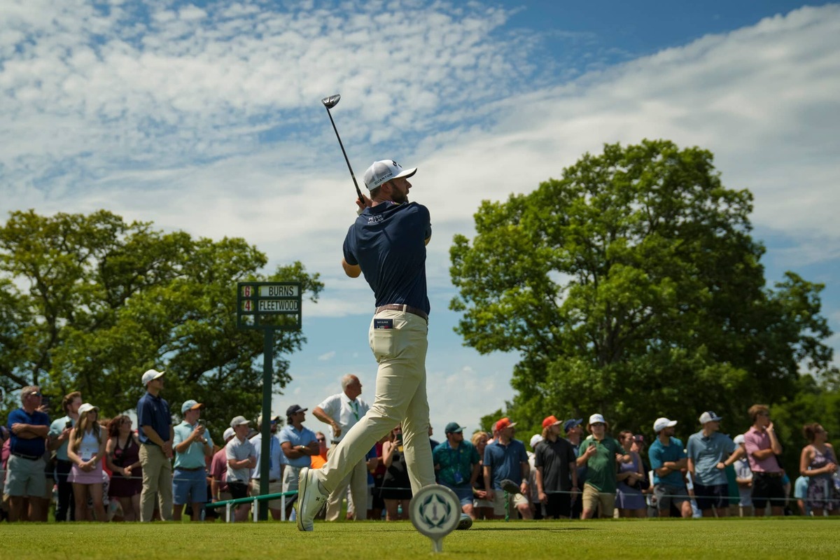  Sam Burns tees off on the first hole during the third round of the Memorial Tournament at Muirfield Village Golf Club on June 6, 2026. © Adam Cairns/Columbus Dispatch / USA TODAY NETWORK via Imagn Images