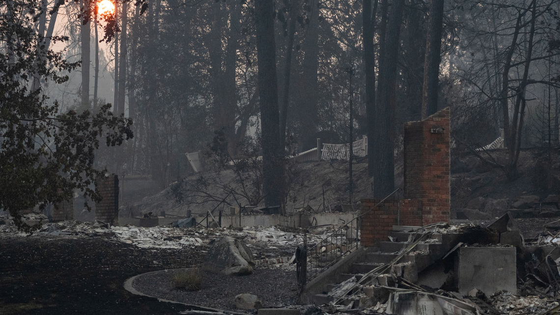 Firefighters gain ground against flames around Spokane, Washington 