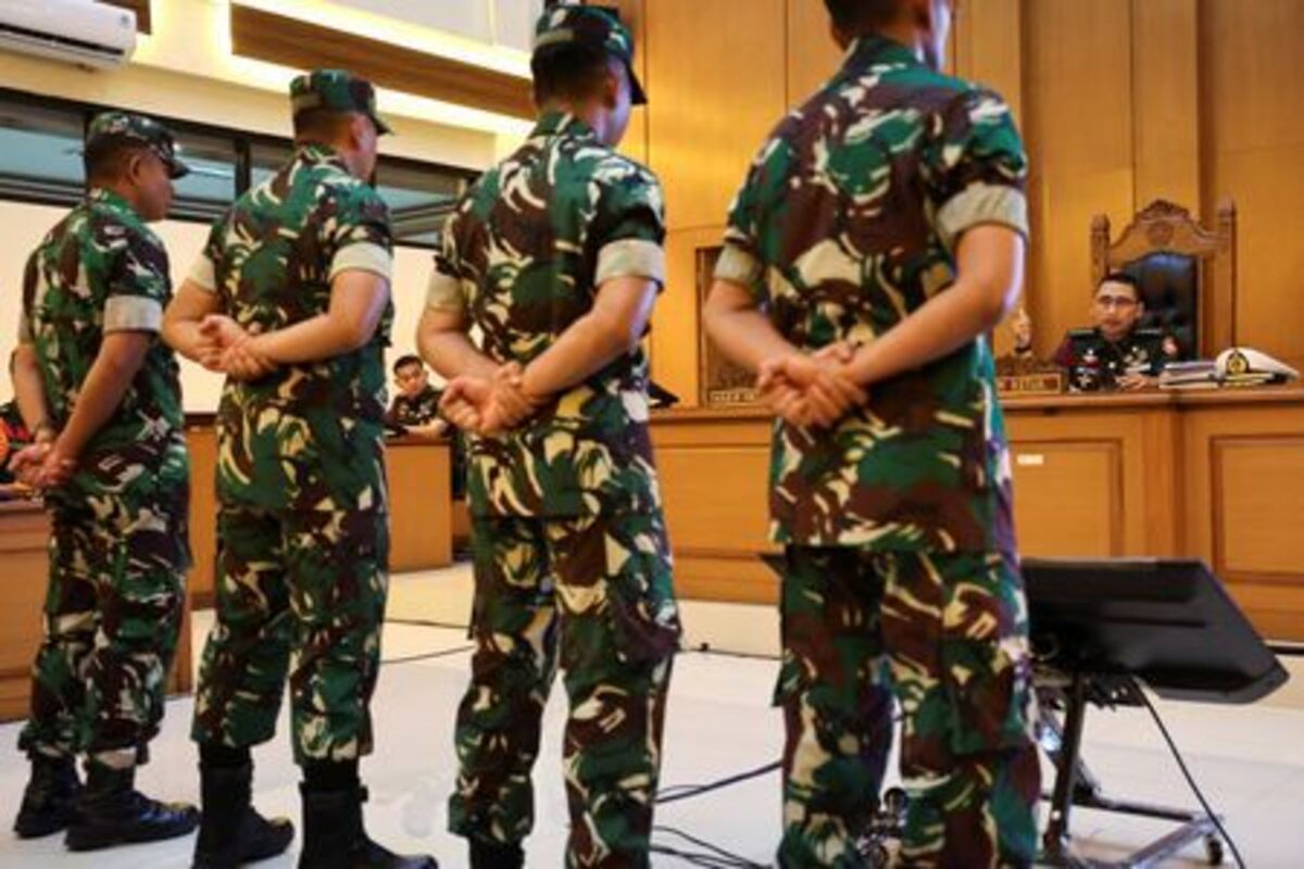 Colonel Fredy Ferdian Isnartanto, the chief judge, speaks as Indonesian military personnel Sami Lakka, Nandala Dwi Prasetya, Budhi Hariyanto Widhi Cahyono, and Edi Sudarko, stand after they found guilty on charges of serious premeditated assault in an acid attack on an activist known for campaigning against the growing role of the military, Andrie Yunus, a ‌deputy coordinator with the Commission for Missing Persons and Victims of Violence, (KontraS), during their verdicts at the military court in Jakarta, Indonesia, June 10, 2026. REUTERS/Willy Kurniawan