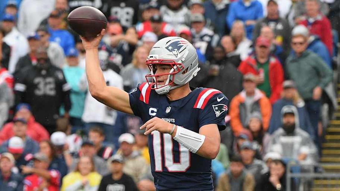  Sep 7, 2025; Foxborough, Massachusetts, USA; New England Patriots quarterback Drake Maye (10) passes the ball against the Las Vegas Raiders during the first half at Gillette Stadium. Mandatory Credit: Bob DeChiara-Imagn Images | Bob DeChiara-Imagn Images 