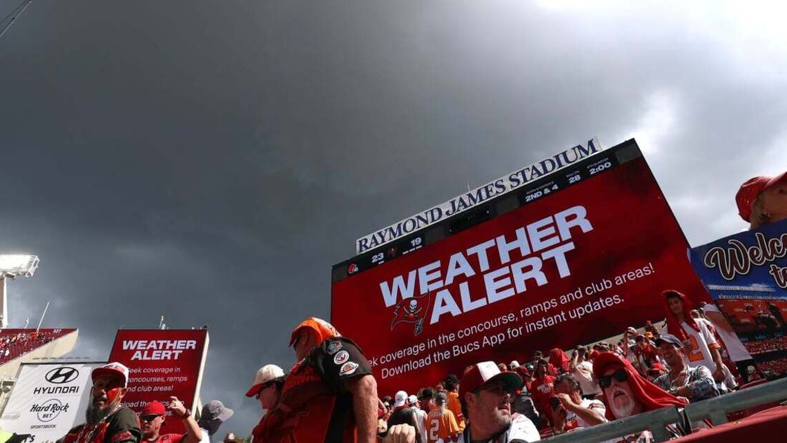 Lengthy lightning delay at 2-minute warning 'not an excuse' in Bucs' loss 