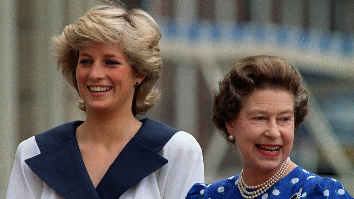 ARCHIVO- En esta fotografía del 4 de agosto de 1987 la princesa Diana de Gales, izquierda, y la reina Isabel II de Gran Bretaña sonríen a la gente fuera de Clarence House en Londres. La princesa Diana, que era considerada tímida al saltar a la fama, se convirtió en una revolucionaria en sus años en la Casa de Windsor modernizando la monarquía como una institución más personal y cambiando la forma en la que la familia real se relacionaba con la gente. (Foto AP/Martin Cleaver, archivo)
