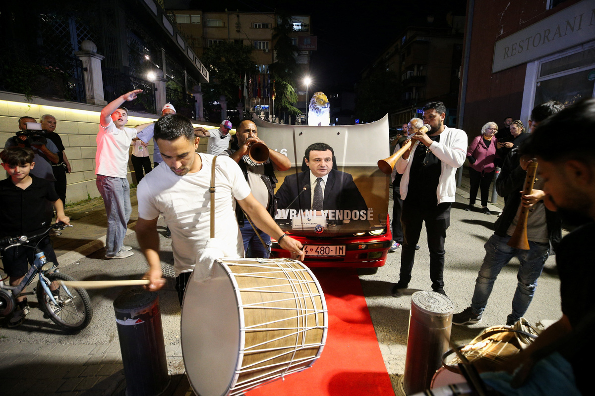 Supporters of the Kosovo's acting Prime Minister and Levizja Vetevendosje (Movement for Self-Determination) party leader Albin Kurti celebrate on the day of a snap parliamentary election in Pristina, Kosovo, June 7, 2026. REUTERS/Ognen Teofilovski