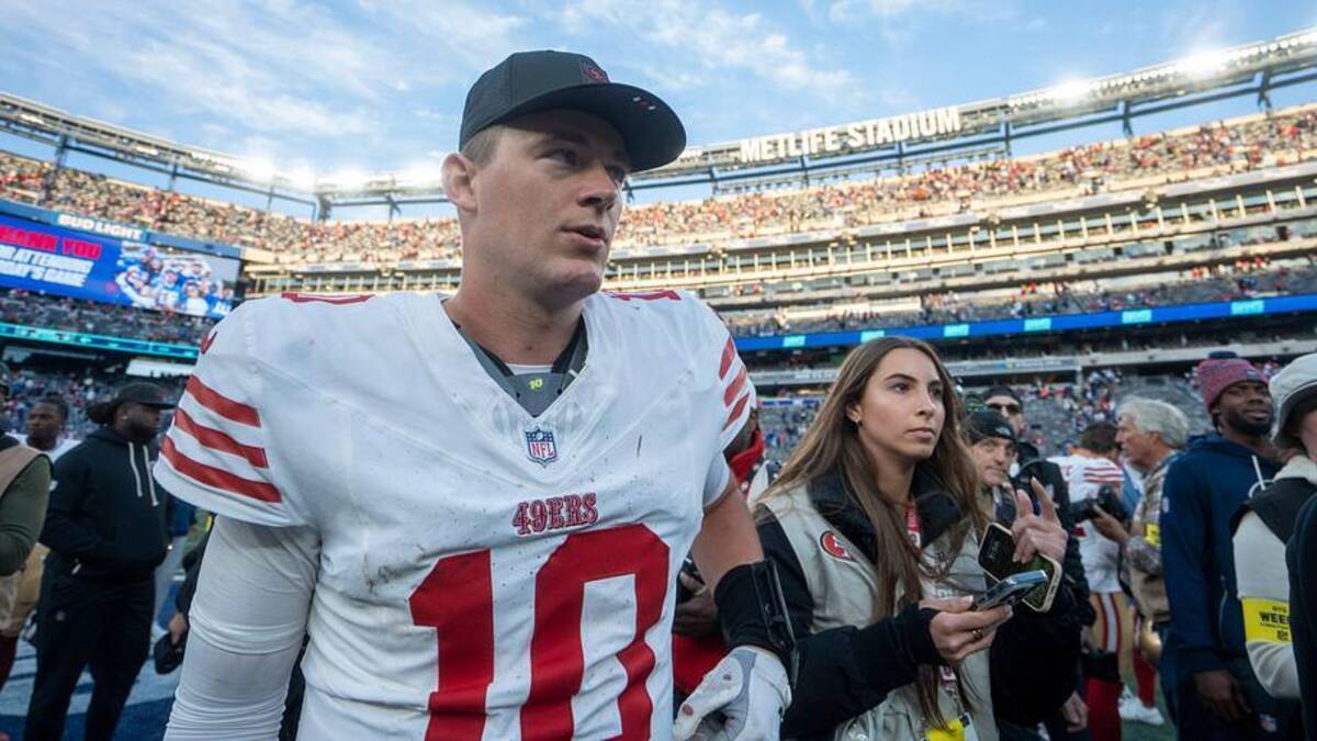  San Francisco 49ers quarterback Mac Jones (10) walks off the field after a week 9 game between New York Giants and San Francisco 49ers at MetLife Stadium on Sunday, Nov. 2, 2025. | Julian Leshay Guadalupe/NorthJersey.com / USA TODAY NETWORK via Imagn Images 