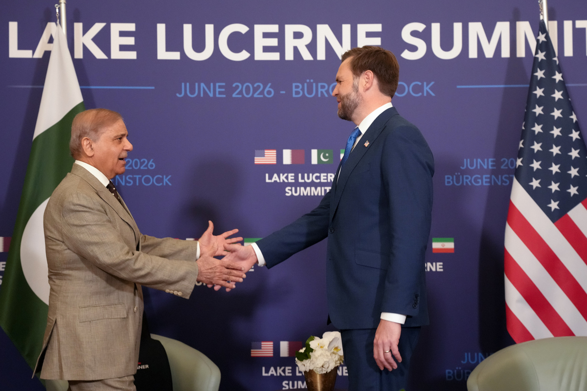  Vice President JD Vance meets with Pakistan’s Prime Minister Shehbaz Sharif during high-level talks aimed at advancing a deal to end the Middle East conflict at the Bürgenstock Resort in Obbuergen, Switzerland, on June 21. (Nathan Howard/Pool Photo via AP) 