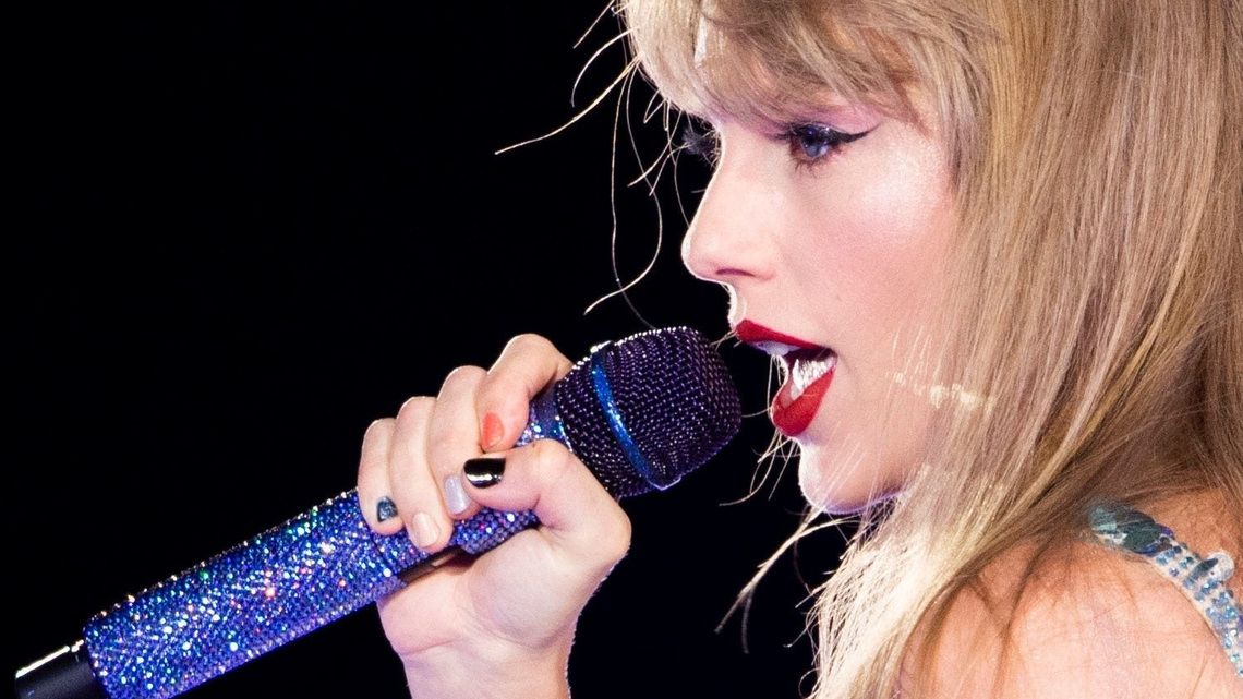 Taylor Swift and Tom Cruise chatted at the Broncos-Chiefs MNF game 