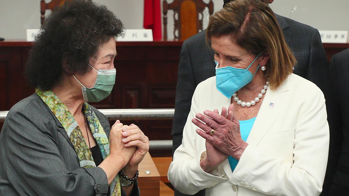 En esta foto publicada por el Ministerio de Relaciones Exteriores de Taiwán, la presidenta de la Cámara de Representantes de EE. UU., Nancy Pelosi, a la derecha, reacciona ante Chen Chu, presidente del Control Yuan y presidente de la Comisión Nacional de Derechos Humanos, durante una visita a un museo de derechos humanos en Taipei. Taiwán el miércoles 3 de agosto de 2022. La presidenta de la Cámara de Representantes de los Estados Unidos, Nancy Pelosi, se reunió con líderes en Taiwán a pesar de las advertencias de China y dijo el miércoles que ella y otros miembros del Congreso en una delegación visitante están demostrando que no abandonarán su compromiso con la autodeterminación. isla gobernante. (Ministerio de Relaciones Exteriores de Taiwán vía AP)
