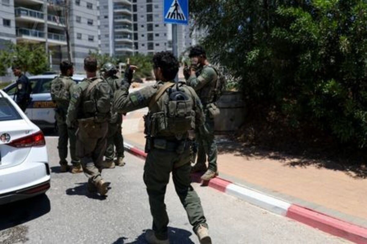 Israeli emergency personnel work at the scene of what Israeli police say was a series of shooting attacks in central Israel June 7, 2026. REUTERS/Ronen Zvulun