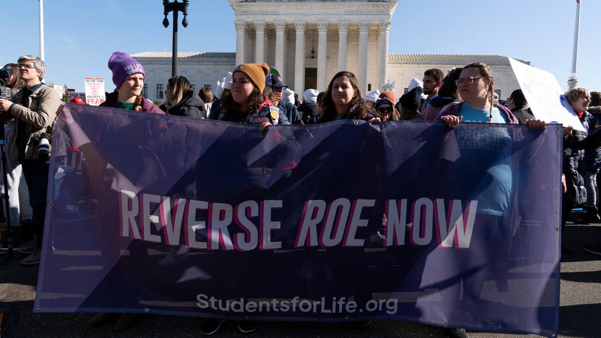 Activistas en contra del aborto protestan frente a la Corte Suprema de Estados Unidos, el 1 de diciembre de 2021, en Washington D.C.