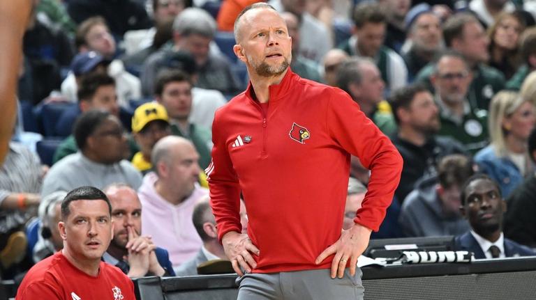 5-star C Obinna Ekezie Jr. picks Louisville, reclassifies to '26 