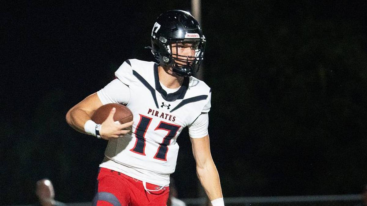  Logan Flaherty, the quarterback of Port Charlotte eludes a Dunbar defender during a game at Dunbar on Friday, Oct. 10, 2025. Port Charlotte won. | Andrew West/The News-Press/USA Today Network / USA TODAY NETWORK via Imagn Images 