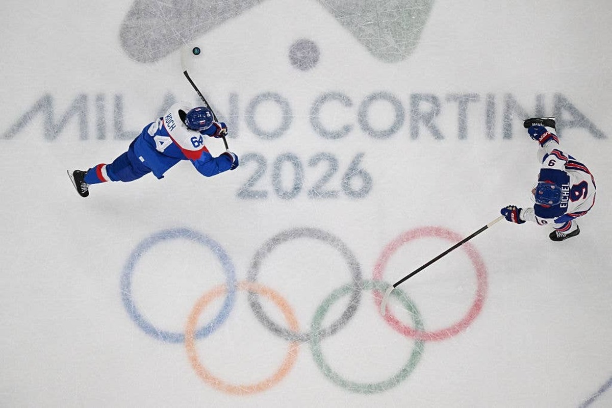 Slovakia's #64 Patrik Koch (L) fights for the puck with USA's #09 Jack Eichel during the men's play-off semi-final ice hockey match between USA and Slovakia at the Milano Santagiulia Ice Hockey Arena during the Milano Cortina 2026 Winter Olympic Games in Milan, on February 20, 2026.