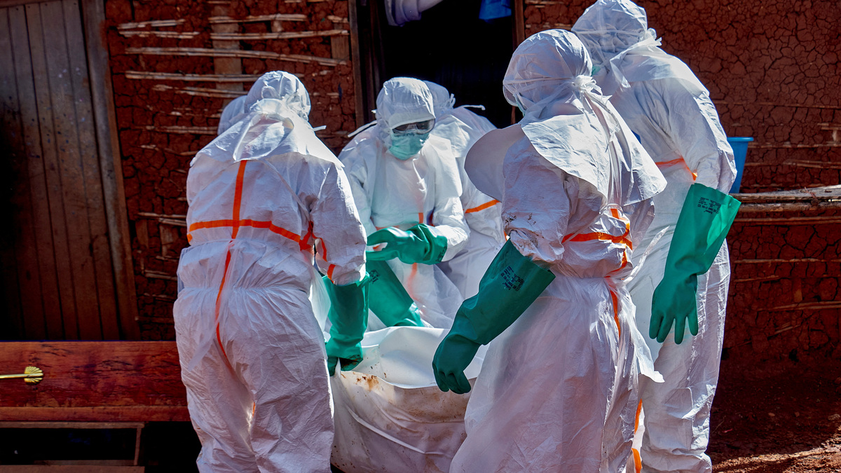 FILE Red Cross workers wearing personal protective equipment (PPE) retrieve the body an unidentified man who died of Ebola from his house, in Quartier Shuni 1, a residential sector in Mongbwalu, Djugu Territory of Ituri province, Democratic Republic of the Congo, May 24, 2026. REUTERS/Gradel Muyisa Mumbere/File Photo