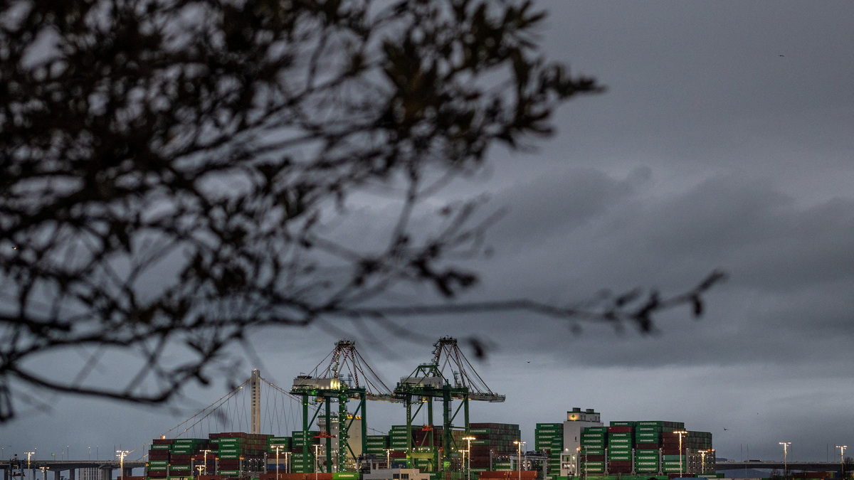 Shipping containers are stacked up at the Port of Oakland in California on Feb. 24. A U.S. appeals court on Thursday extended its block on a lower court ruling against the Trump administration’s 10% global tariff, keeping the levies in place for three importers that had won a reprieve from the duties last week.