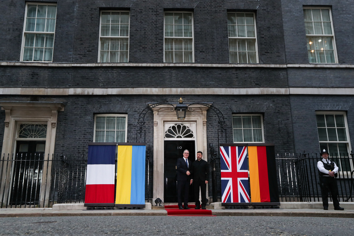British Prime Minister Keir Starmer welcomes Ukrainian President Volodymyr Zelenskiy at 10 Downing Street, in London, Britain, June 7, 2026. REUTERS/Isabel Infantes