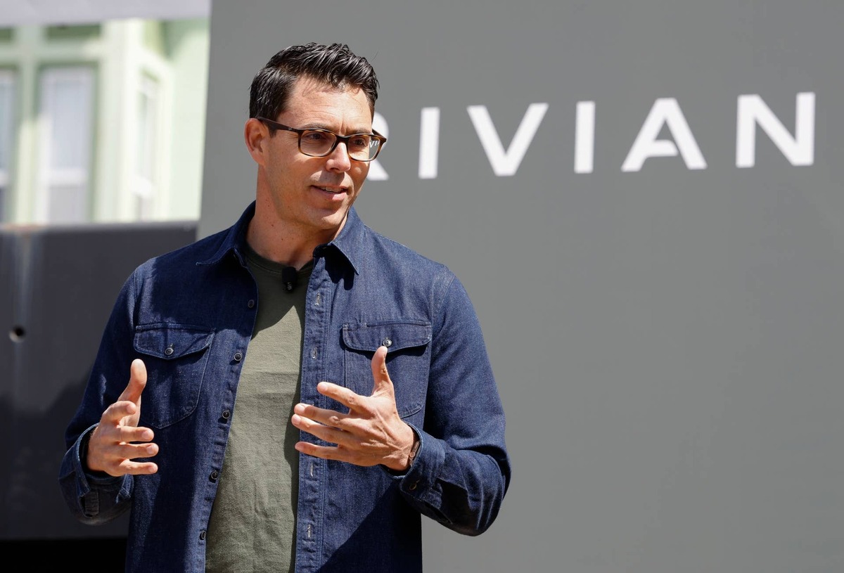  Rivian aims for FSD-like hands-free driving by the end of the year. 