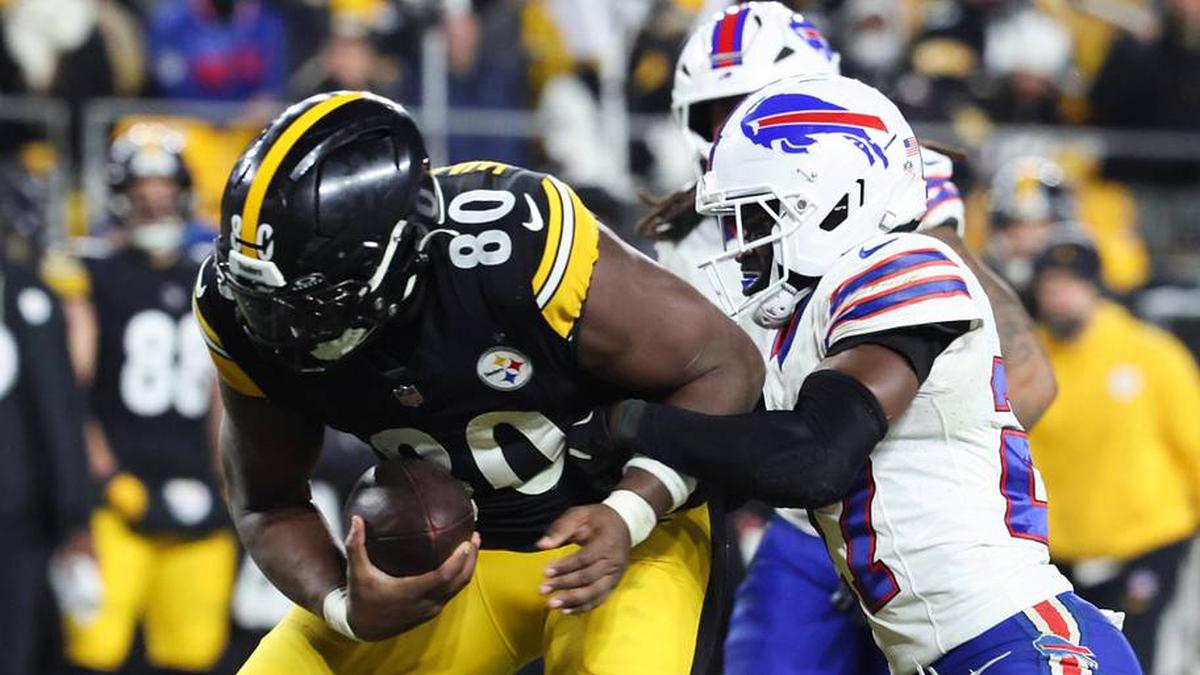  Nov 30, 2025; Pittsburgh, Pennsylvania, USA; Pittsburgh Steelers tight end Darnell Washington (80) rushes and is tackled by Buffalo Bills cornerback Tre'Davious White (27) during the fourth quarter at Acrisure Stadium. Mandatory Credit: Charles LeClaire-Imagn Images | Charles LeClaire-Imagn Images 