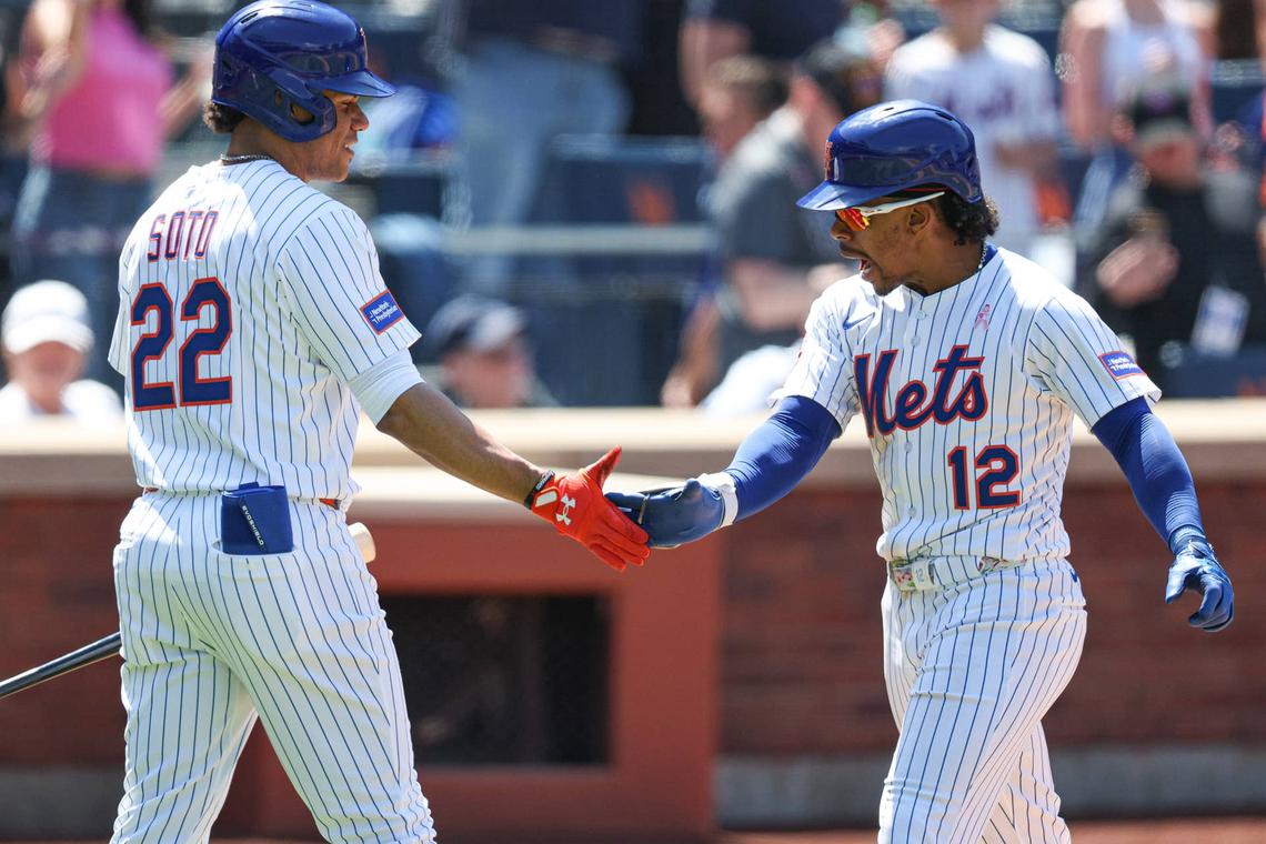  New York Mets shortstop Francisco Lindor (12) and right fielder Juan Soto (22) © Vincent Carchietta-Imagn Images