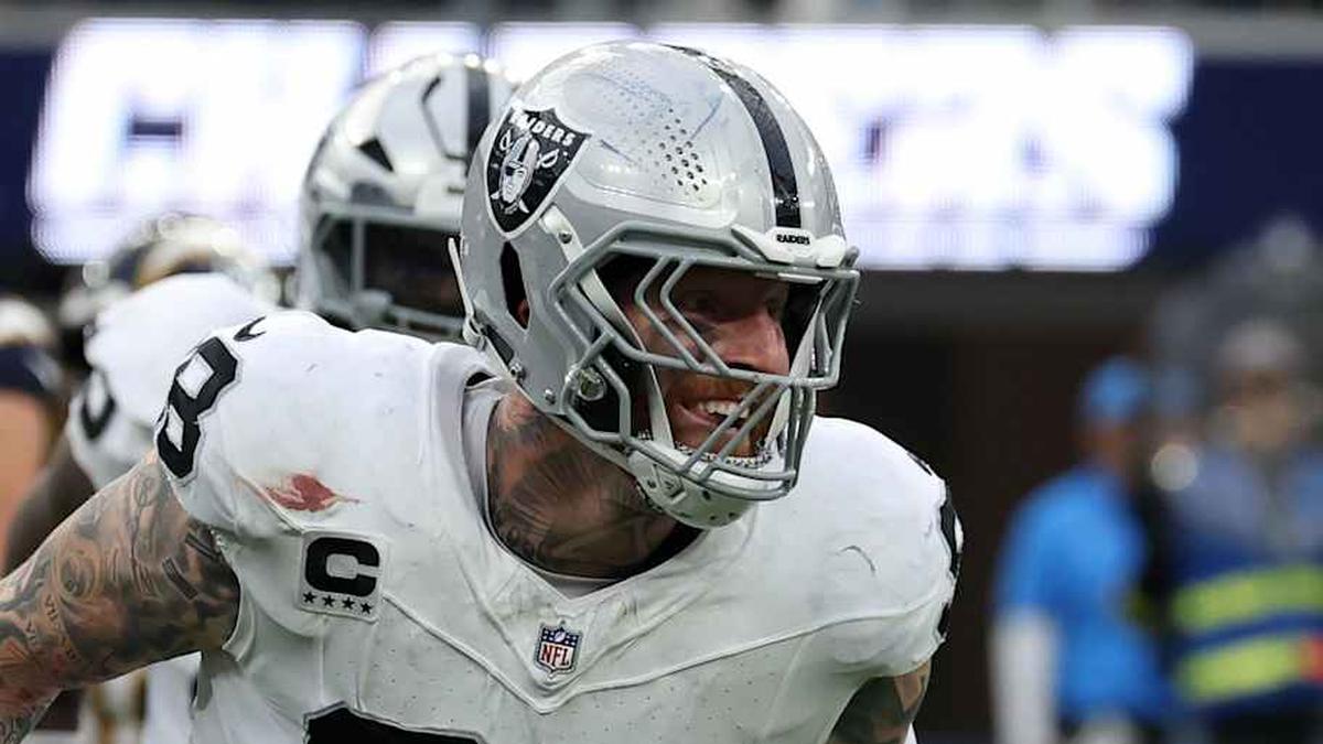  Nov 30, 2025; Inglewood, California, USA; Las Vegas Raiders defensive end Maxx Crosby (98) reacts after a tackle against the Los Angeles Chargers during the second half at SoFi Stadium. Mandatory Credit: Kiyoshi Mio-Imagn Images | Kiyoshi Mio-Imagn Images 