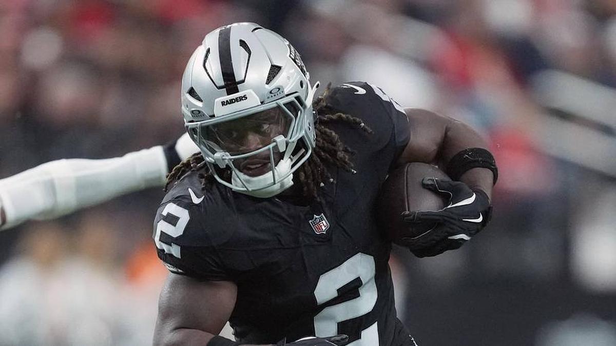  Jan 4, 2026; Paradise, Nevada, USA; Las Vegas Raiders running back Ashton Jeanty (2) carries the ball against Kansas City Chiefs linebacker Drue Tranquill (23) in the first half at Allegiant Stadium. Mandatory Credit: Kirby Lee-Imagn Images | Kirby Lee-Imagn Images 