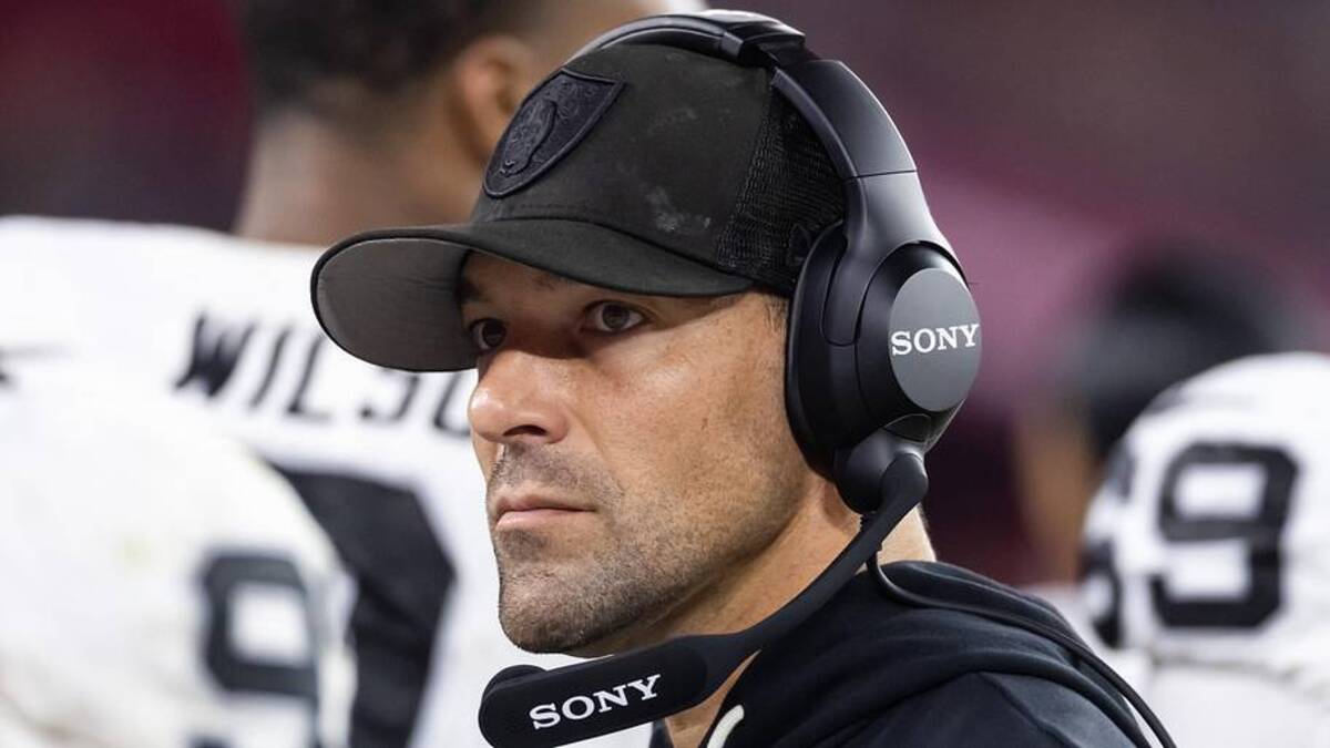  Aug 23, 2025; Glendale, Arizona, USA; Las Vegas Raiders defensive line coach Rob Leonard against the Arizona Cardinals during a preseason NFL game at State Farm Stadium. Mandatory Credit: Mark J. Rebilas-Imagn Images | Mark J. Rebilas-Imagn Images 