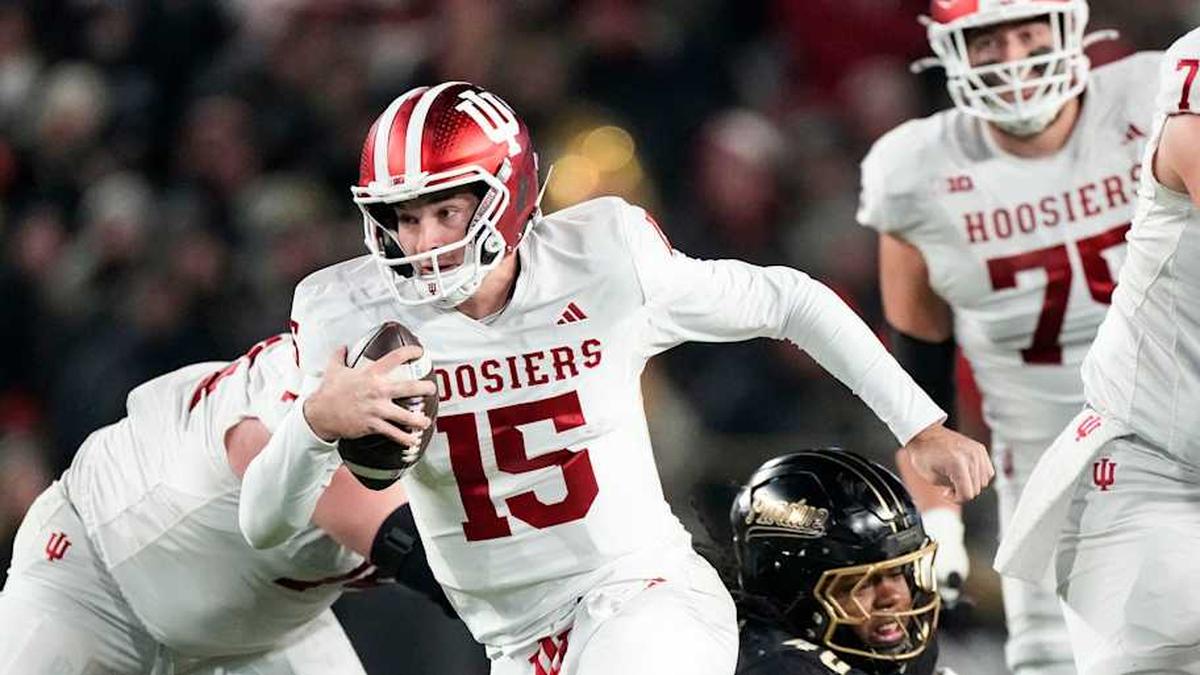  Spytek watched Mendoza in person for the first time on Black Friday, when the Hoosiers played Purdue in their regular-season finale. | Grace Hollars/IndyStar / USA TODAY NETWORK via Imagn Images 