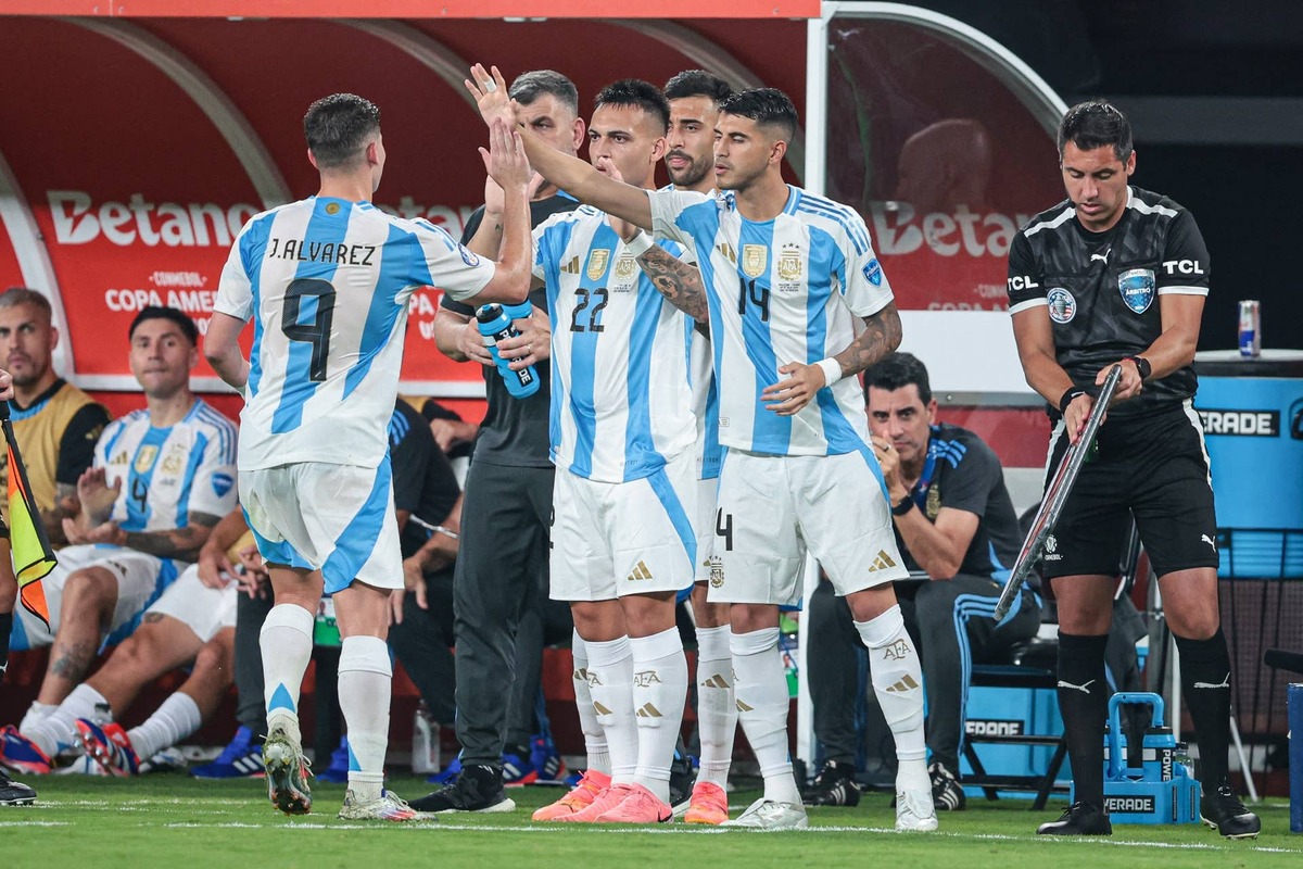  Argentina forward Julian Alvarez (9) substituted for Lautaro Martinez (22). Vincent Carchietta-USA TODAY Sports