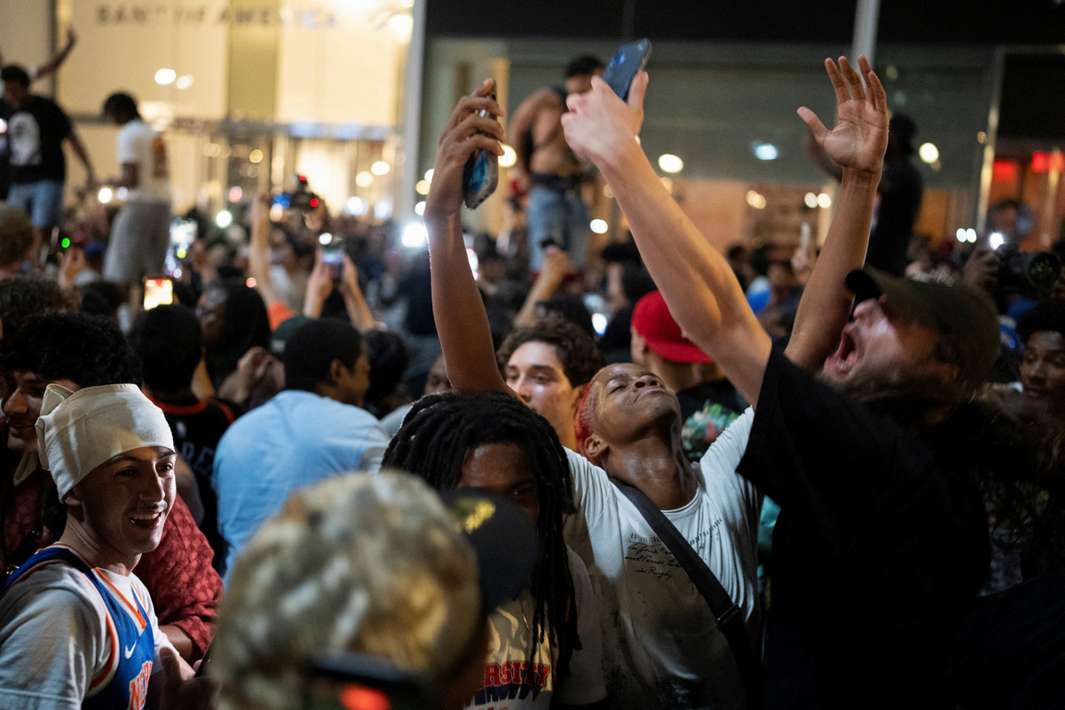 Fans celebrate the New York Knicks' win against the San Antonio Spurs in Game 5 of the NBA Finals at Bryant Park in New York City, U.S., June 13, 2026.  REUTERS/Christian Monterrosa