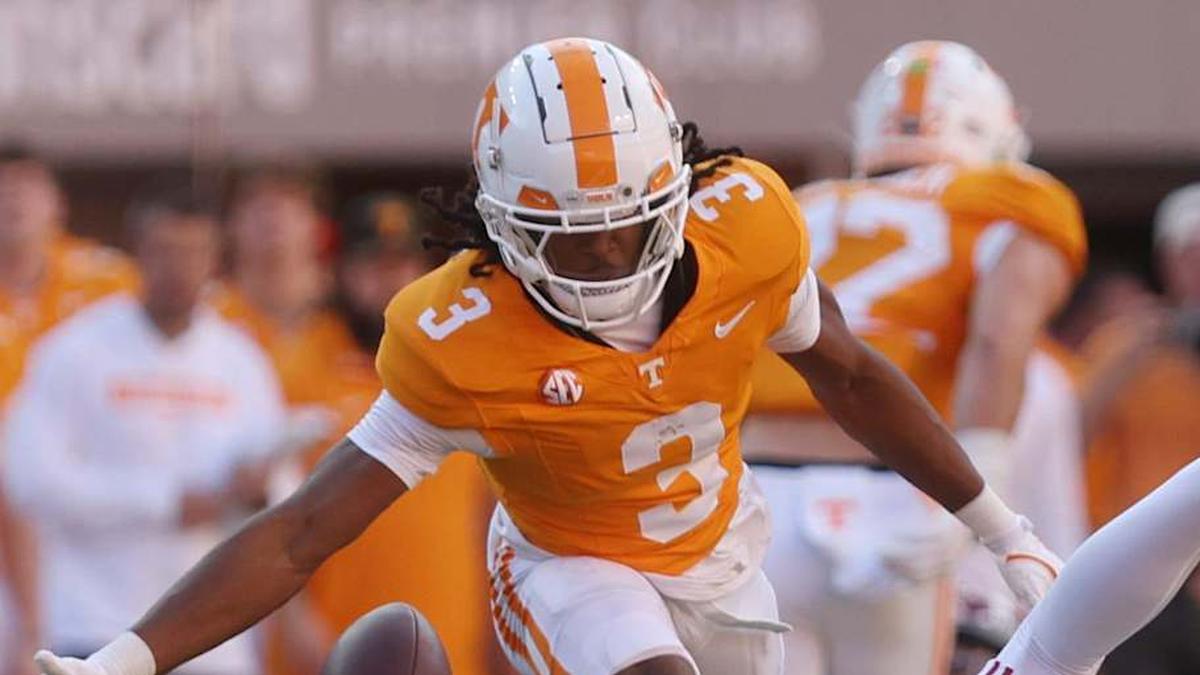  Oct 19, 2024; Knoxville, Tennessee, USA; Alabama Crimson Tide wide receiver Ryan Williams (2) is unable to make a catch while against Tennessee Volunteers defensive back Jermod McCoy (3) during the first quarter at Neyland Stadium. Mandatory Credit: Alan Poizner-Imagn Images | Alan Poizner / USA TODAY NETWORK via Imagn Images 