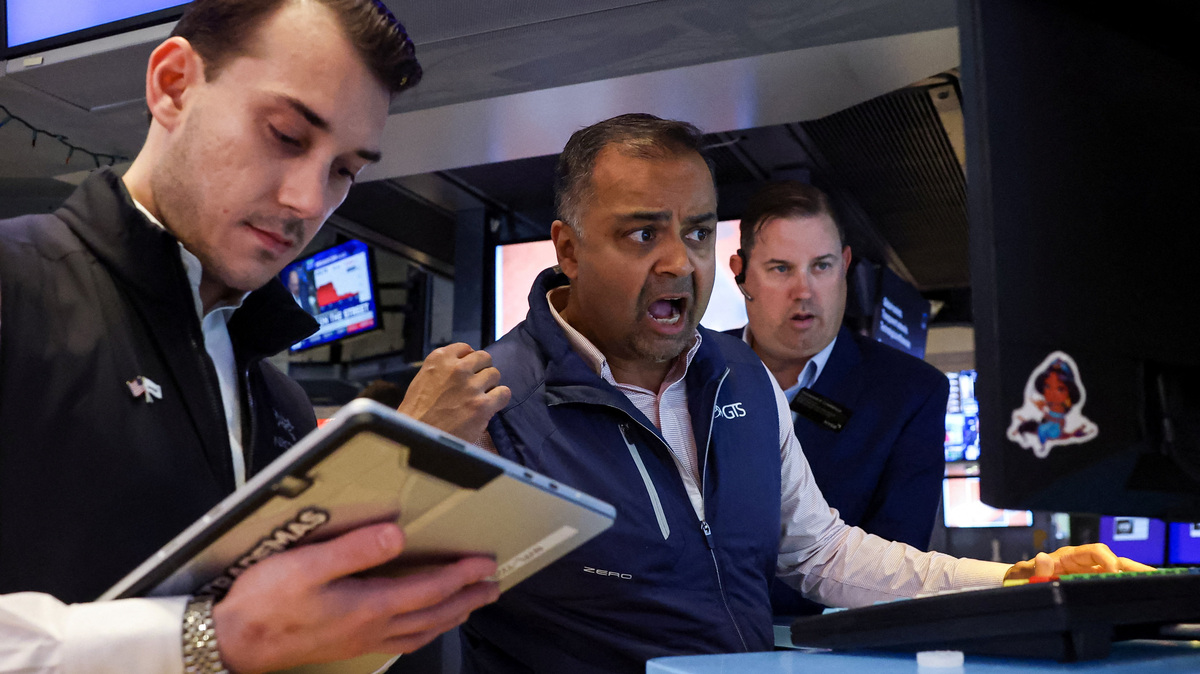 Traders work on the floor at the New York Stock Exchange (NYSE) in New York City, U.S., June 4, 2026.  REUTERS/Brendan McDermid