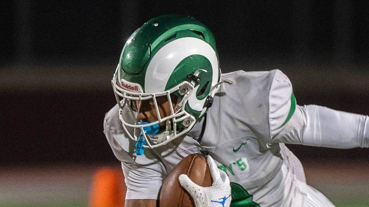  St. Mary's Kenneth Moore III, left, escapes a shirttail tackle by Edison's Amareon McKenzie during a varsity football game at Edison's Magnasco Stadium in Stockton on October 17, 2025. St. Mary's won 44-27. | CLIFFORD OTO/THE STOCKTON RECORD / USA TODAY NETWORK via Imagn Images 