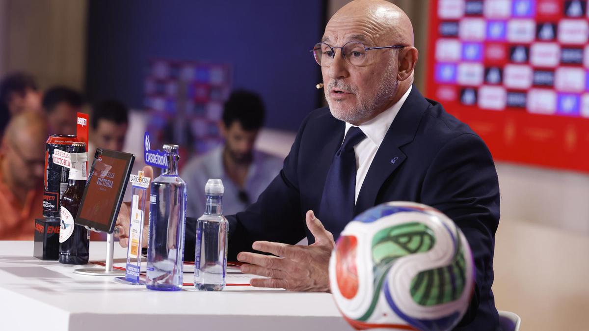 El seleccionador español, Luis de la Fuente, da la lista de convocados para el Mundial de 2026. EFE/ Javier Lizón